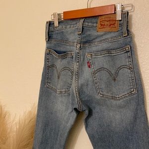 Size 24 Levi’s wedgie skinny stretch jean. Previously worn in great condition